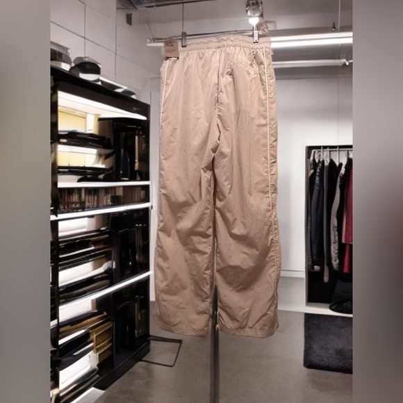 NWT Nike Women’s Wind Runner HR Water Repellent Standard Fit Athleisure Pants - Picture 2 of 13